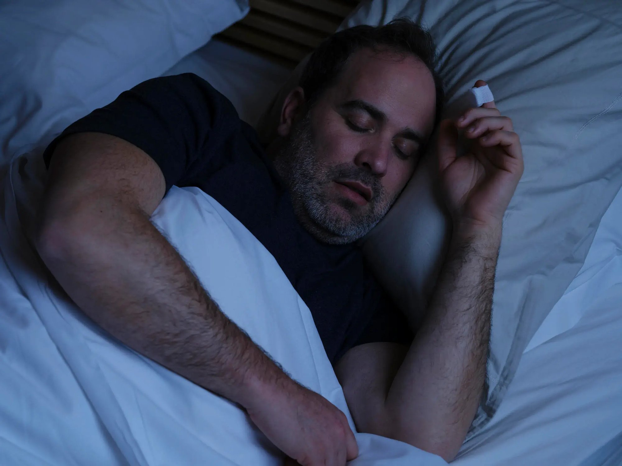 Man sleeping with the Home Sleep Test
