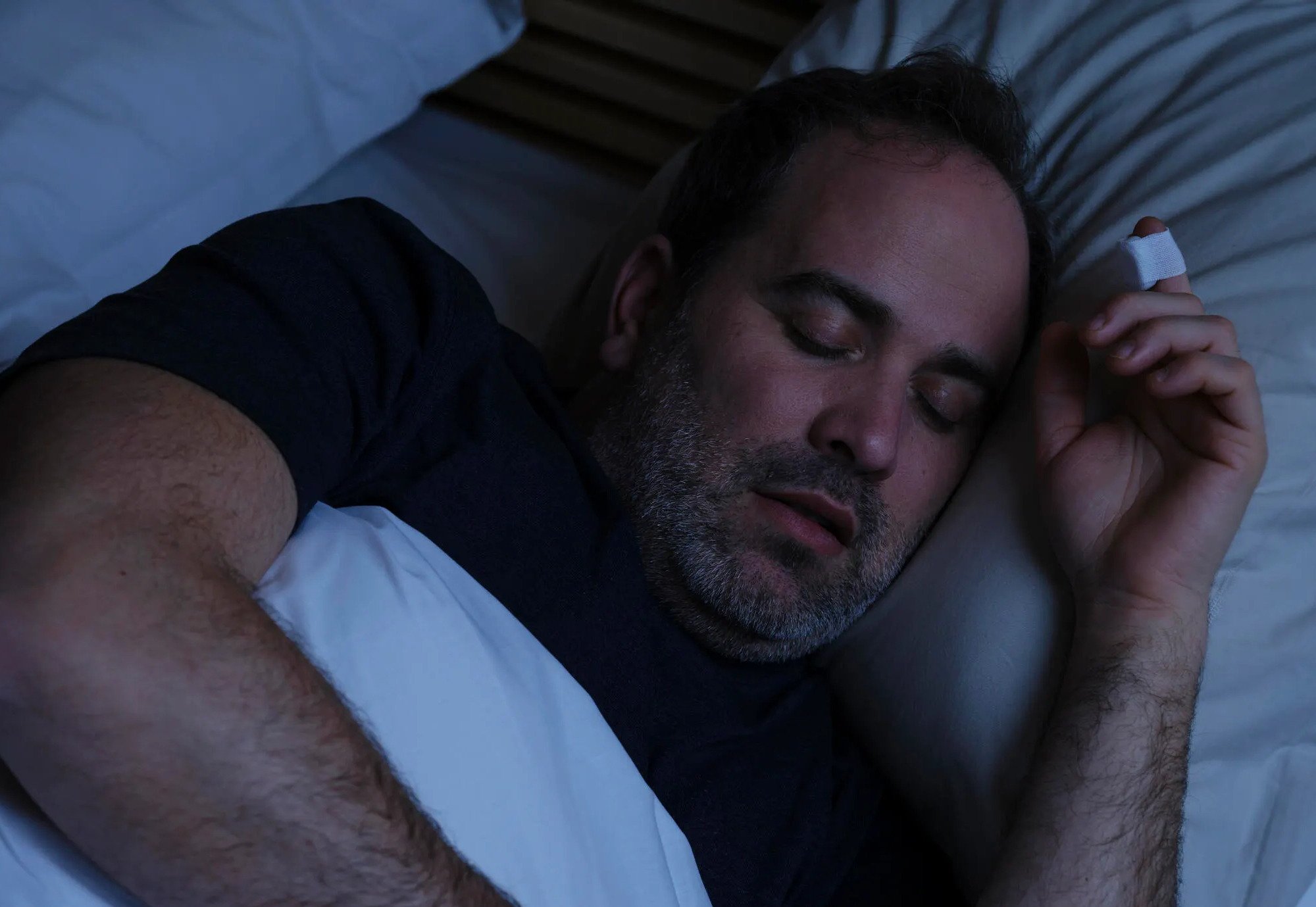 Man sleeping with the Home Sleep Test